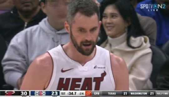 이부진 호텔신라 사장이 아들과 함께 미국 프로농구(NBA) 경기를 관람하는 모습이 포착됐다.  [SPOTV 방송화면 캡처]